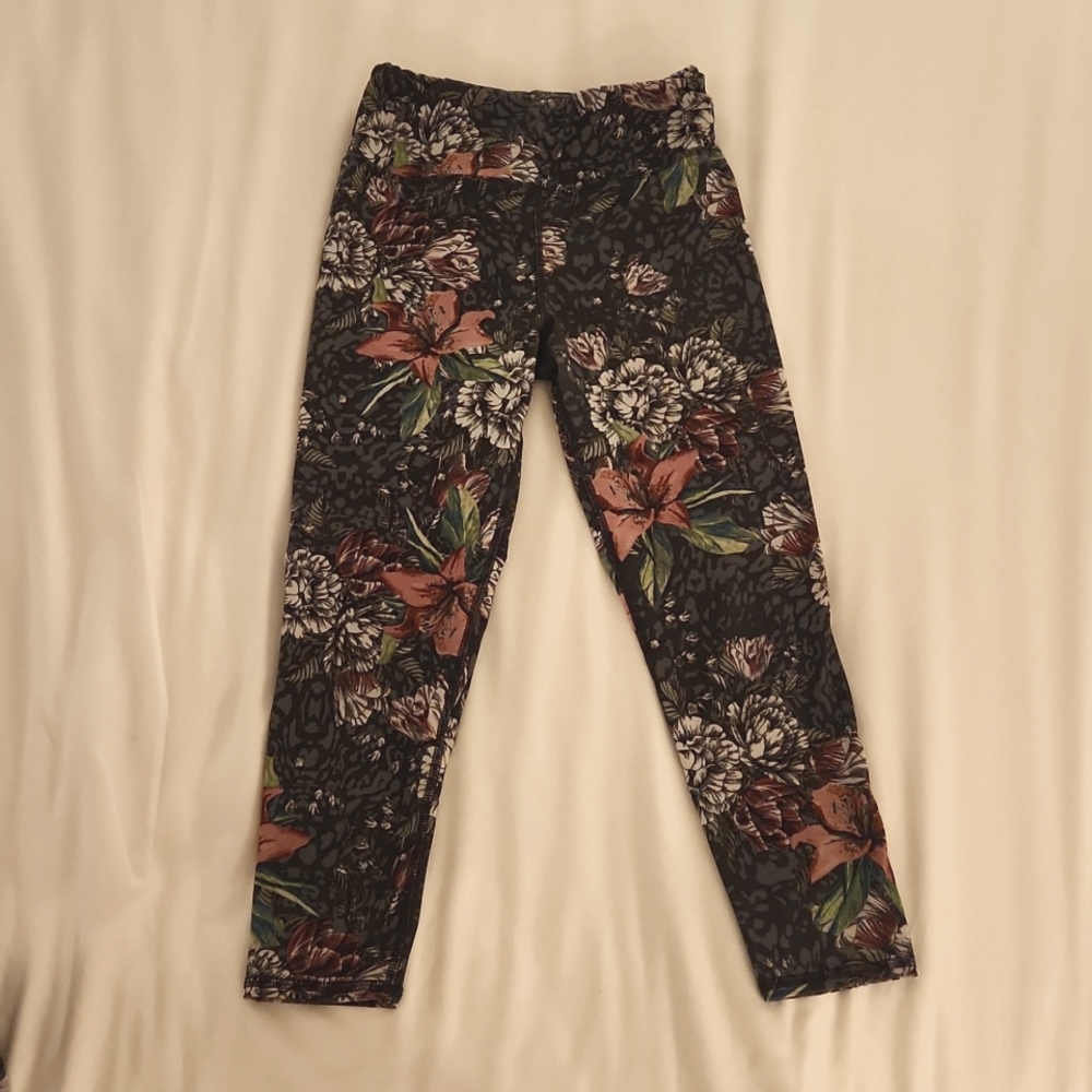 EVOLUTION + CREATION dark floral cropped yoga leggings S botanical Lilly capris